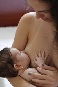 Baby säugt innig Muttermilch